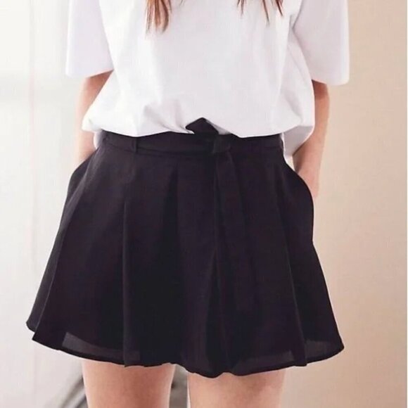 Aritzia Sunday Best Wesley Pleated Shorts Belted Flowy in Black Women's 8 - Picture 10 of 10